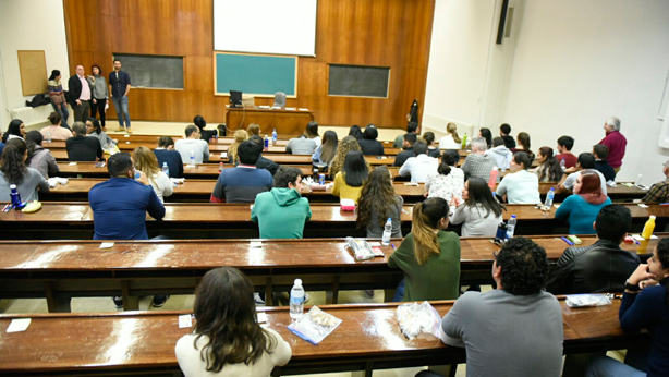 Varios-alumnos-esperan-en-el-aula-de-la-facultad-el-inicio-de-una-de-las-pruebas-MIR.